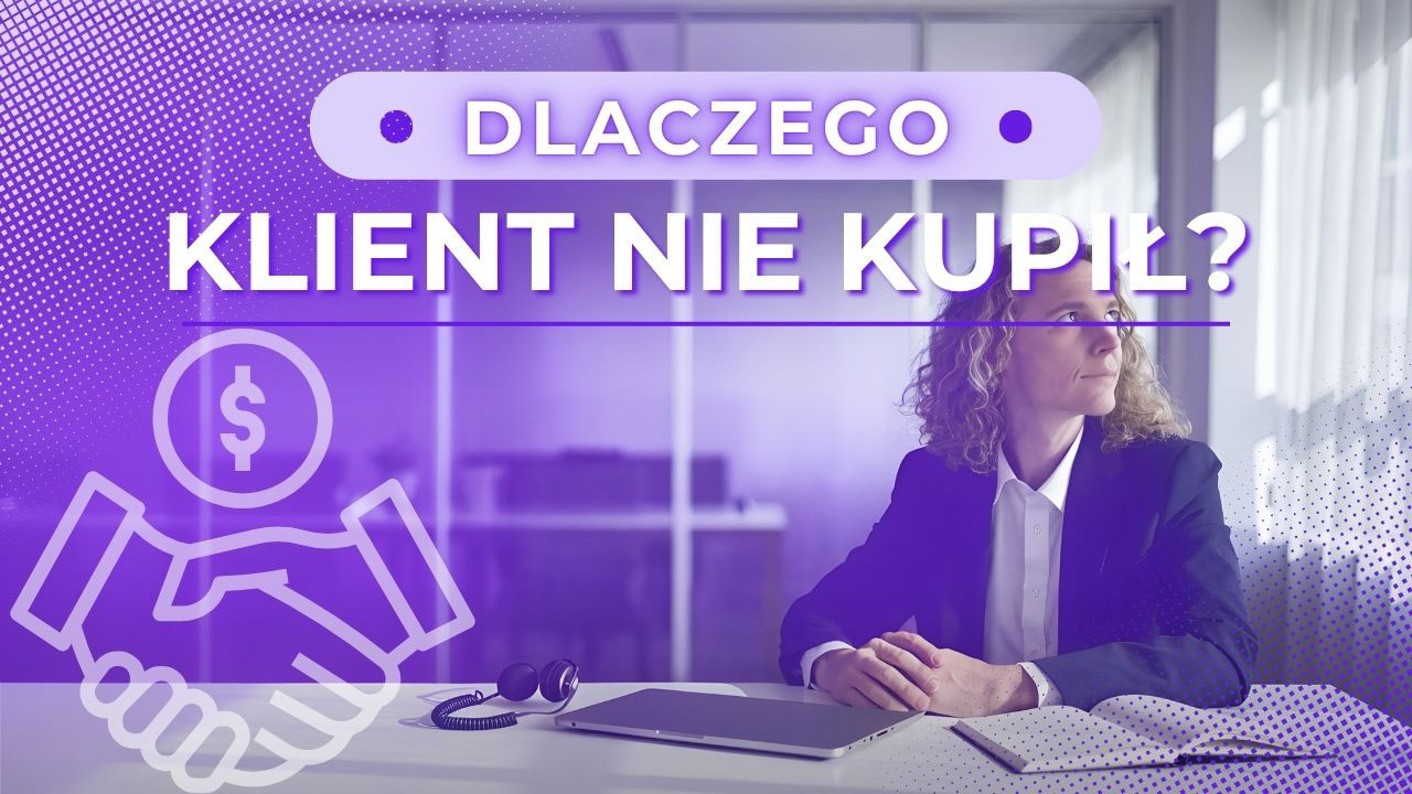 Osoba siedzi przy biurku z otwartym notesem, obok leżą słuchawki i zamknięty laptop.
