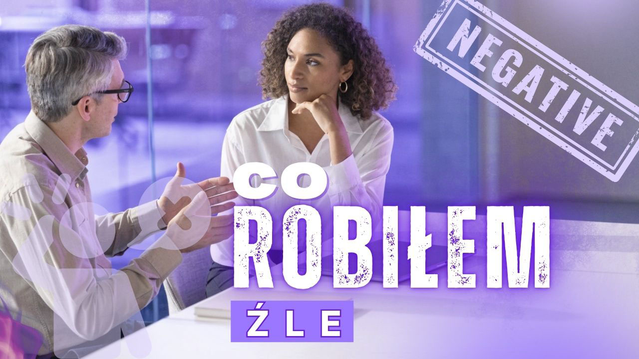 Początkujący closer i mentor omawiają rozmowę przy stole w biurze.