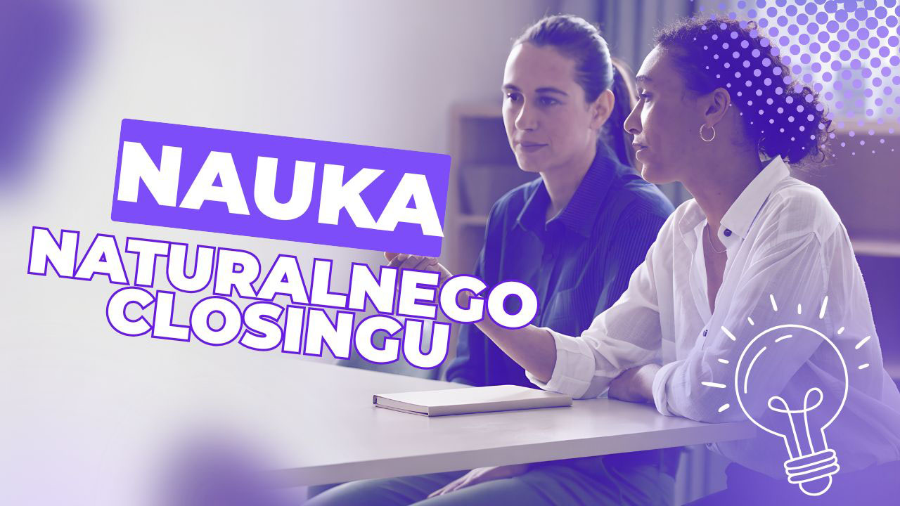 Dwie osoby ćwiczą rozmowę przy stole w sali szkoleniowej, jedna mówi, druga uważnie słucha