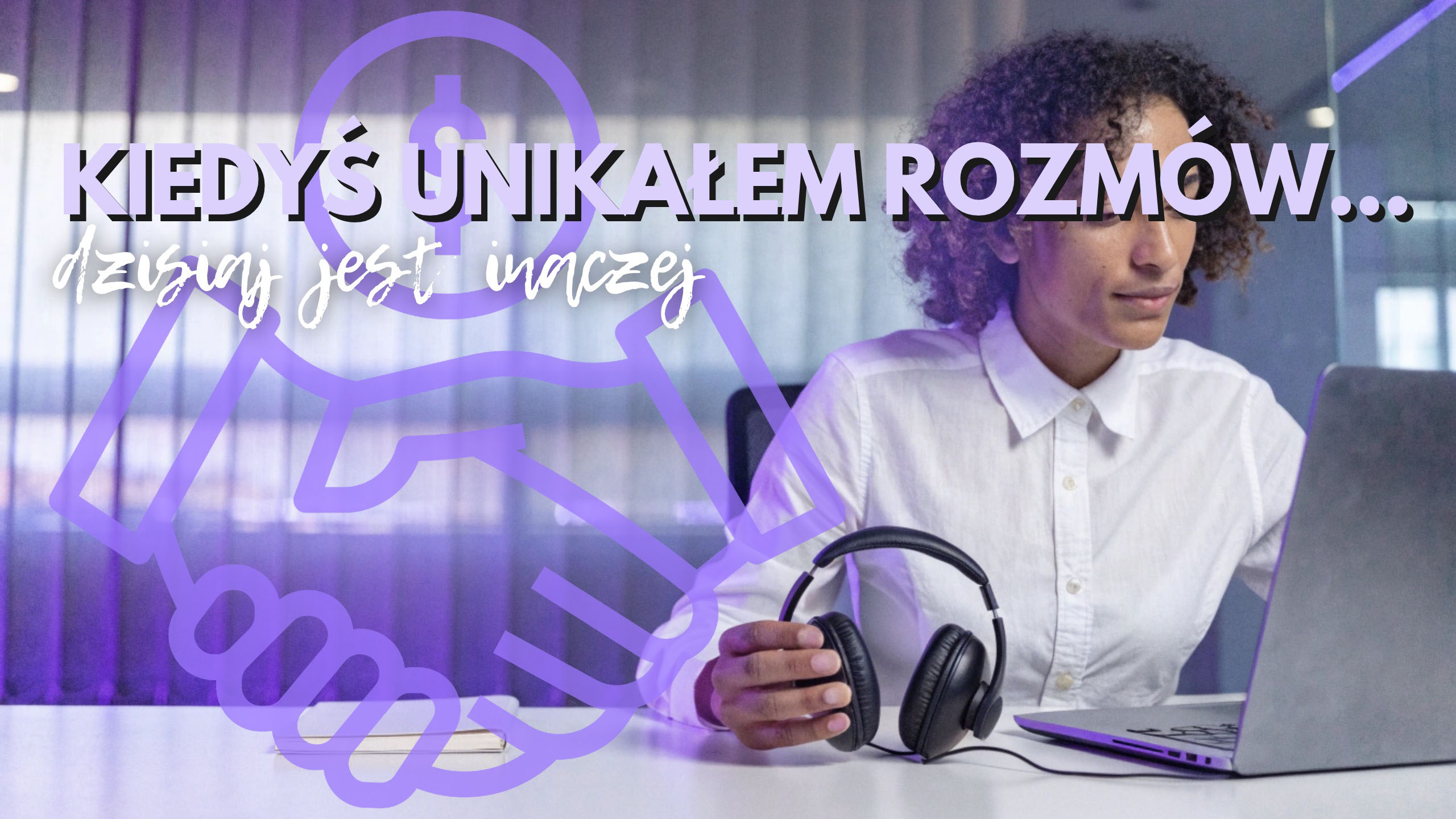 Osoba przygotowuje się do rozmowy z klientem przy biurku