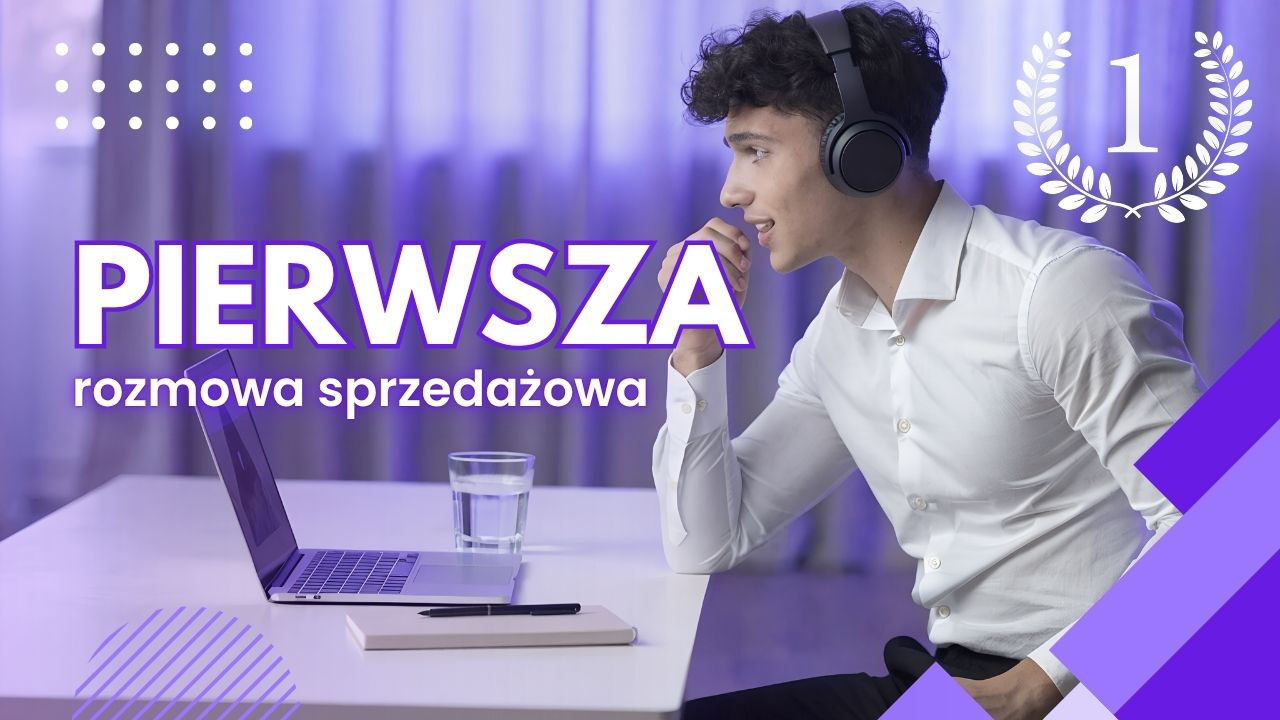Początkujący closer prowadzi pierwszą rozmowę sprzedażową przez laptop