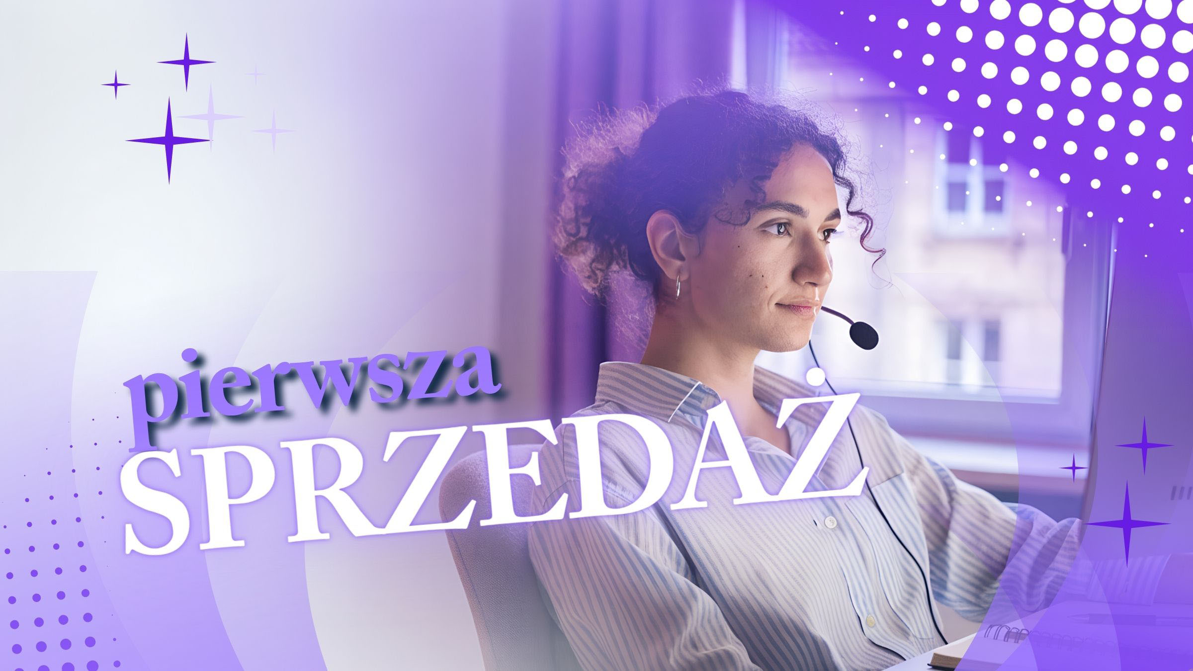 Początkujący closer uważnie słuchający klienta podczas naturalnej rozmowy sprzedażowej online