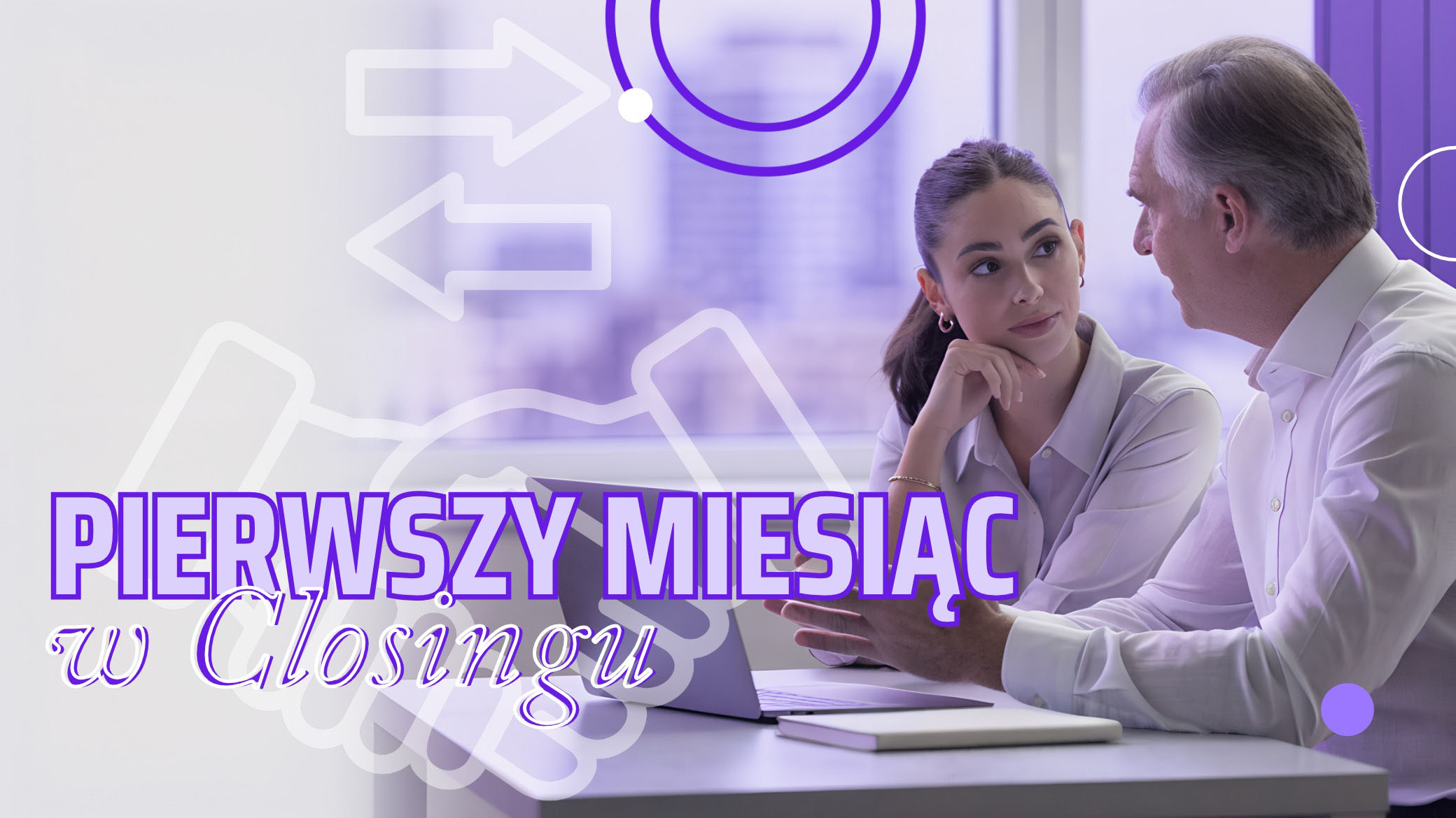Początkujący closer omawia ćwiczenie rozmowy z mentorem przy biurku.