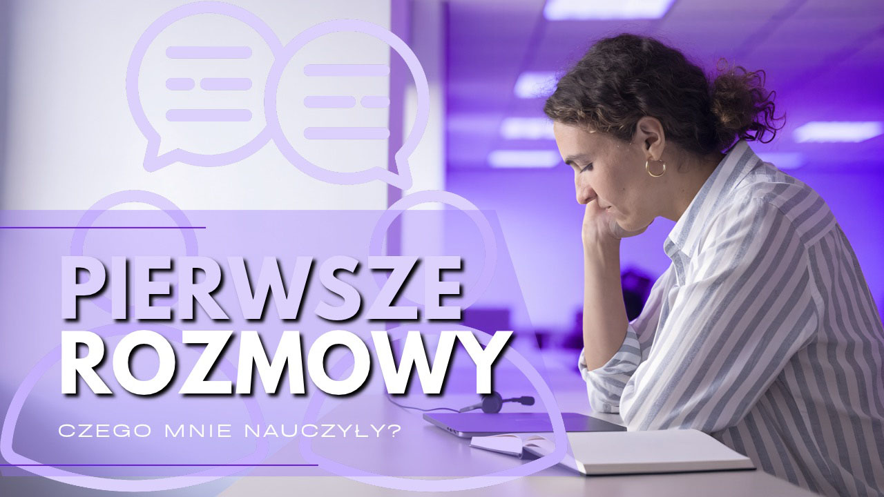 Osoba siedzi przy biurku z otwartym notesem, obok leżą słuchawki i zamknięty laptop.