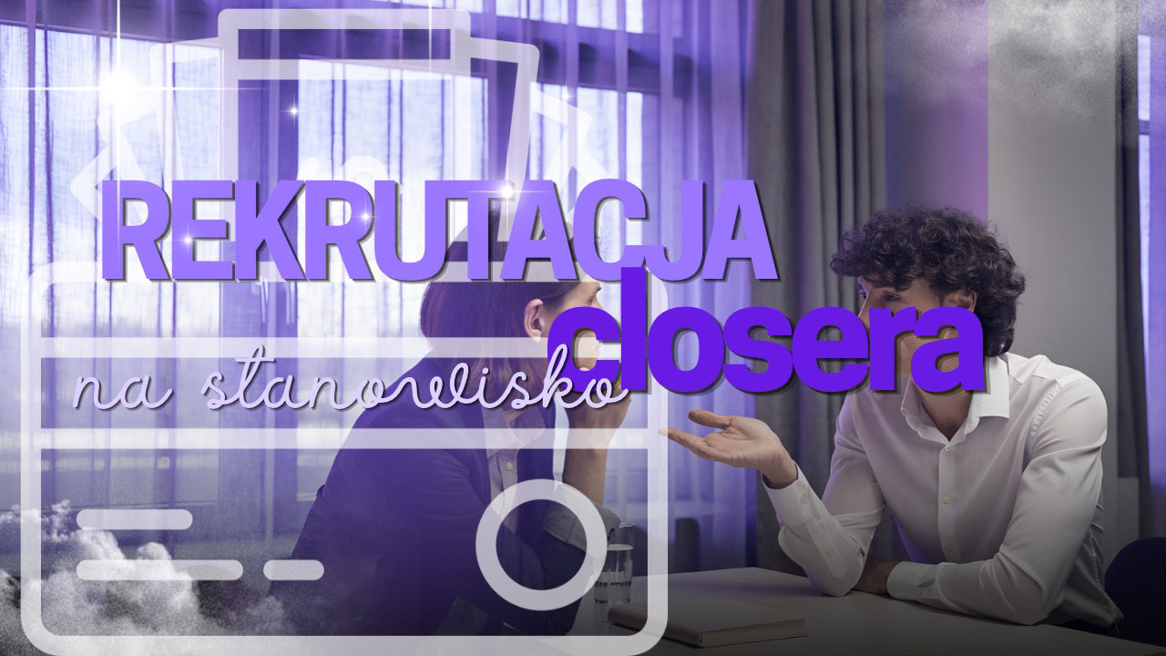 Kandydat uważnie słucha rekrutera podczas rozmowy przy biurku w nowoczesnym biurze.