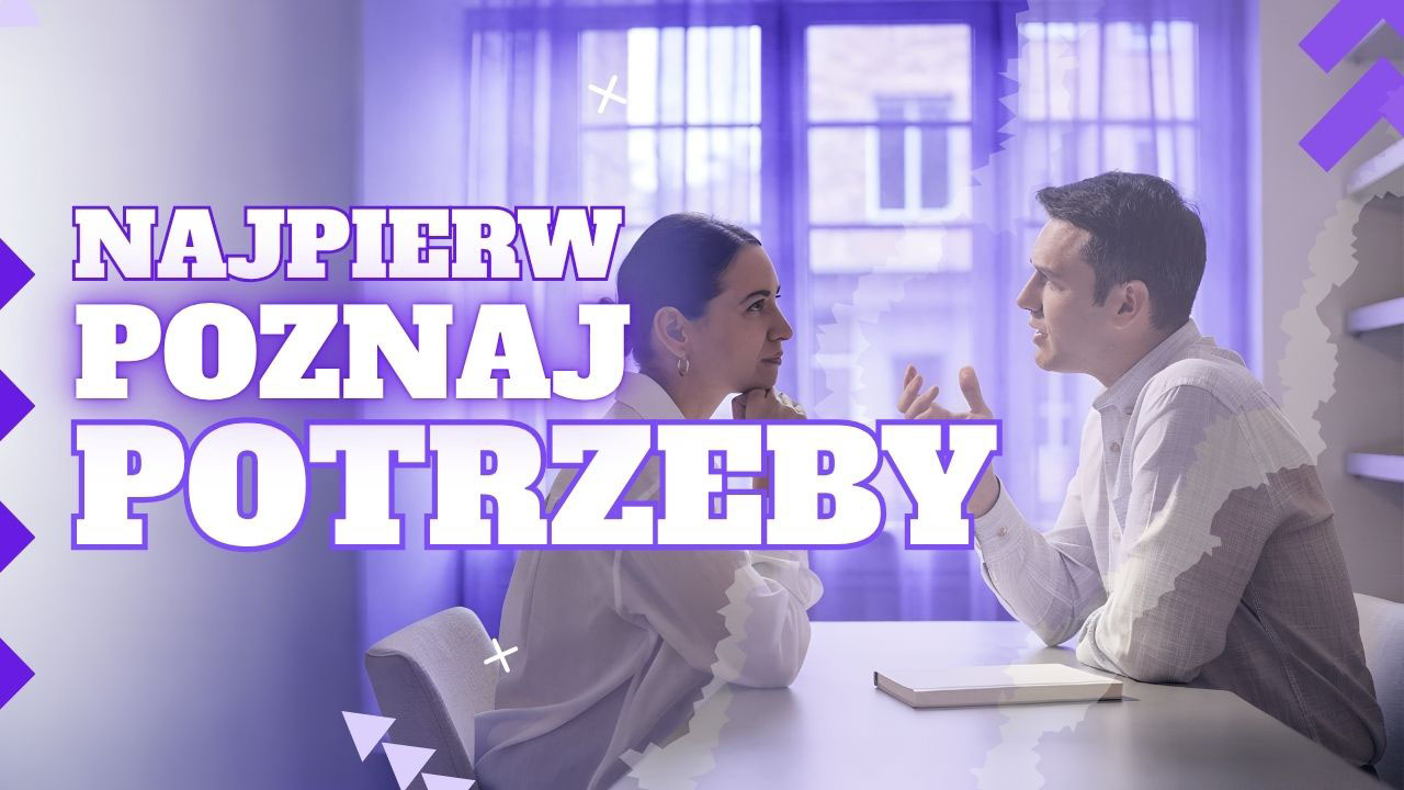 Konsultant i klient omawiają zakres współpracy przy stole w nowoczesnym biurze.