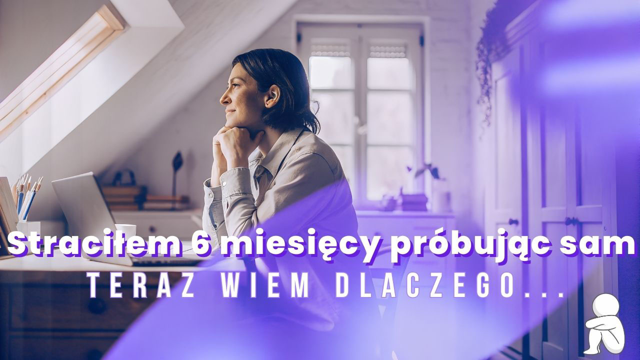 Osoba pracująca zdalnie w domu, refleksja po samodzielnych próbach nauki i decyzja o dołączeniu do Akademii