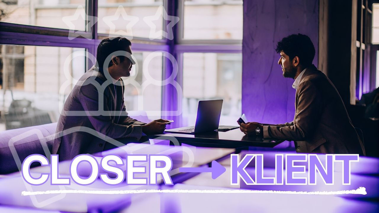 Closer prowadzący rozmowę sprzedażową z klientem przy stole w biurze